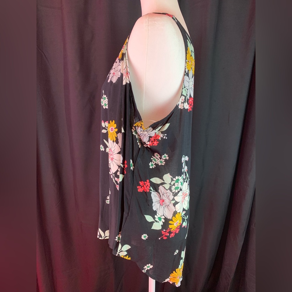 Old Navy black/floal sleeveless blouse with tags XL